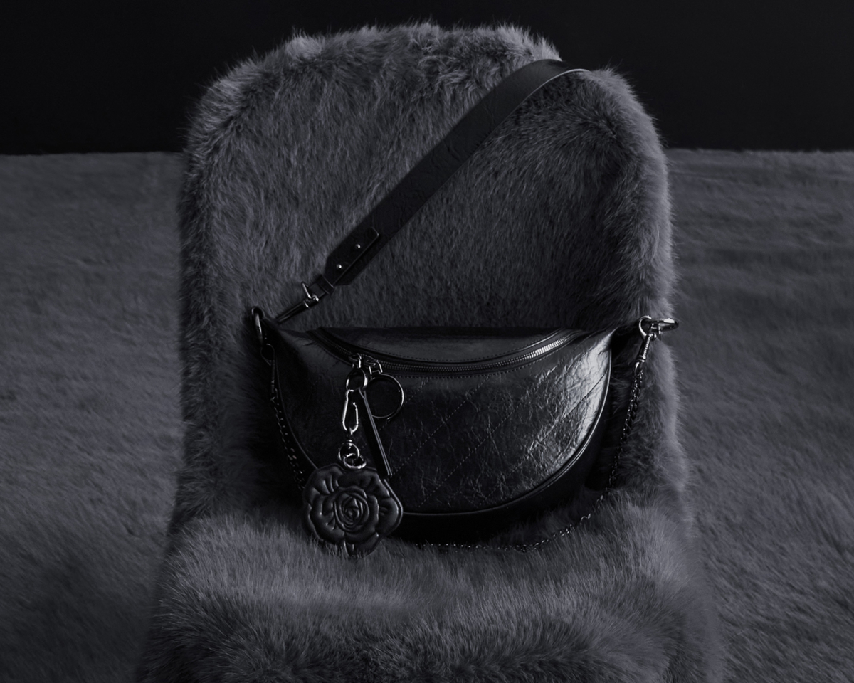 CHARLES & KEITH X BLVCK PARIS 玫瑰彎月斜背包，NT$2,790