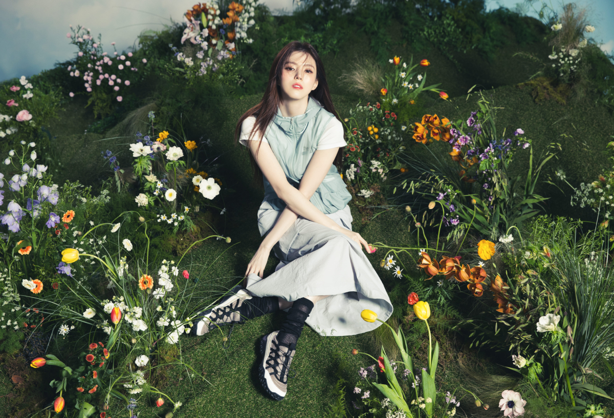 韓韶禧親自示範以芭蕾舞鞋為靈感，交錯緞帶纏繞鞋身的FILA「ECHAPPE LACE」。