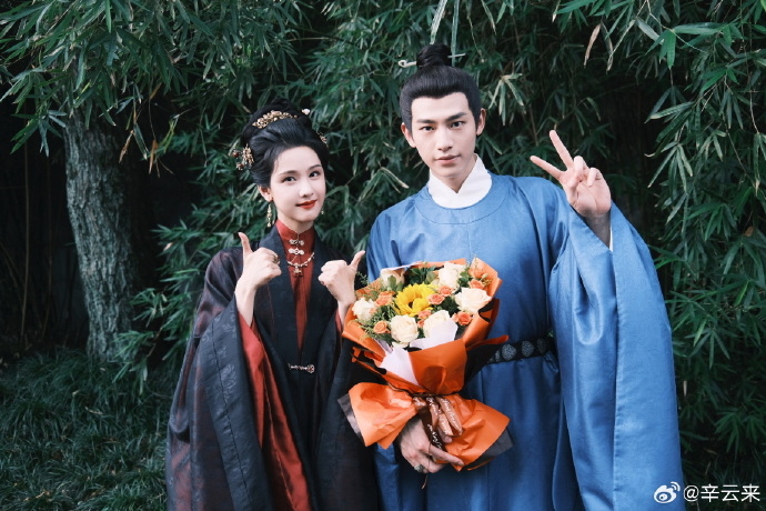 陳都靈、辛雲來同框殺青照。