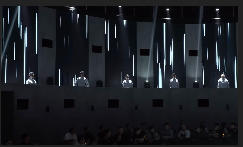 黑湯匙矚目著高高在上的白湯匙。