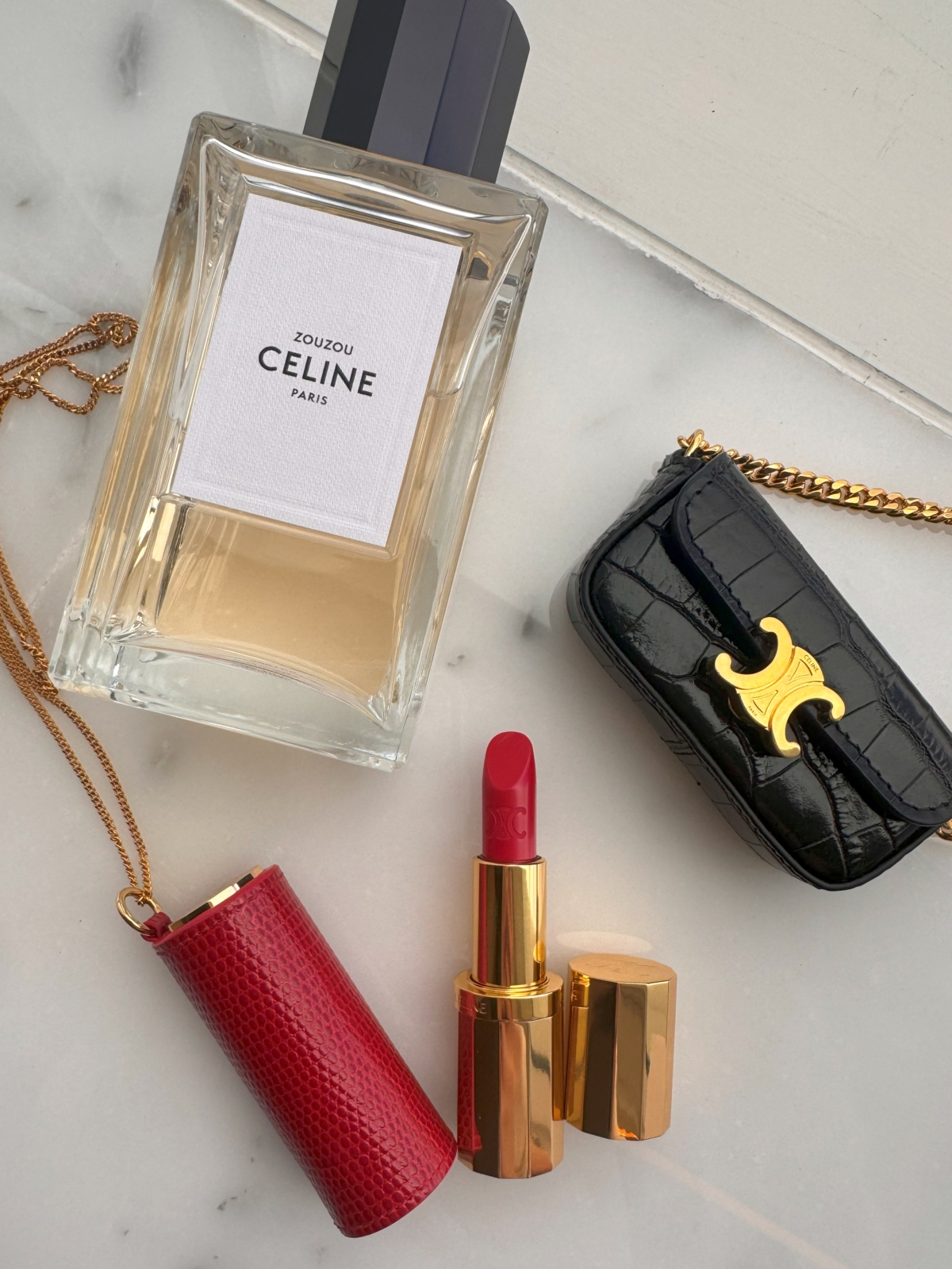 2024年延續 2019 年推出的高訂香水系列，HEDI SLIMANE 設計了一系列奢華 CELINE BEAUTÉ 美妝產品