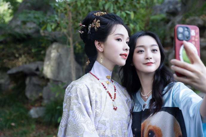 何泓姍、陳都靈親密自拍。