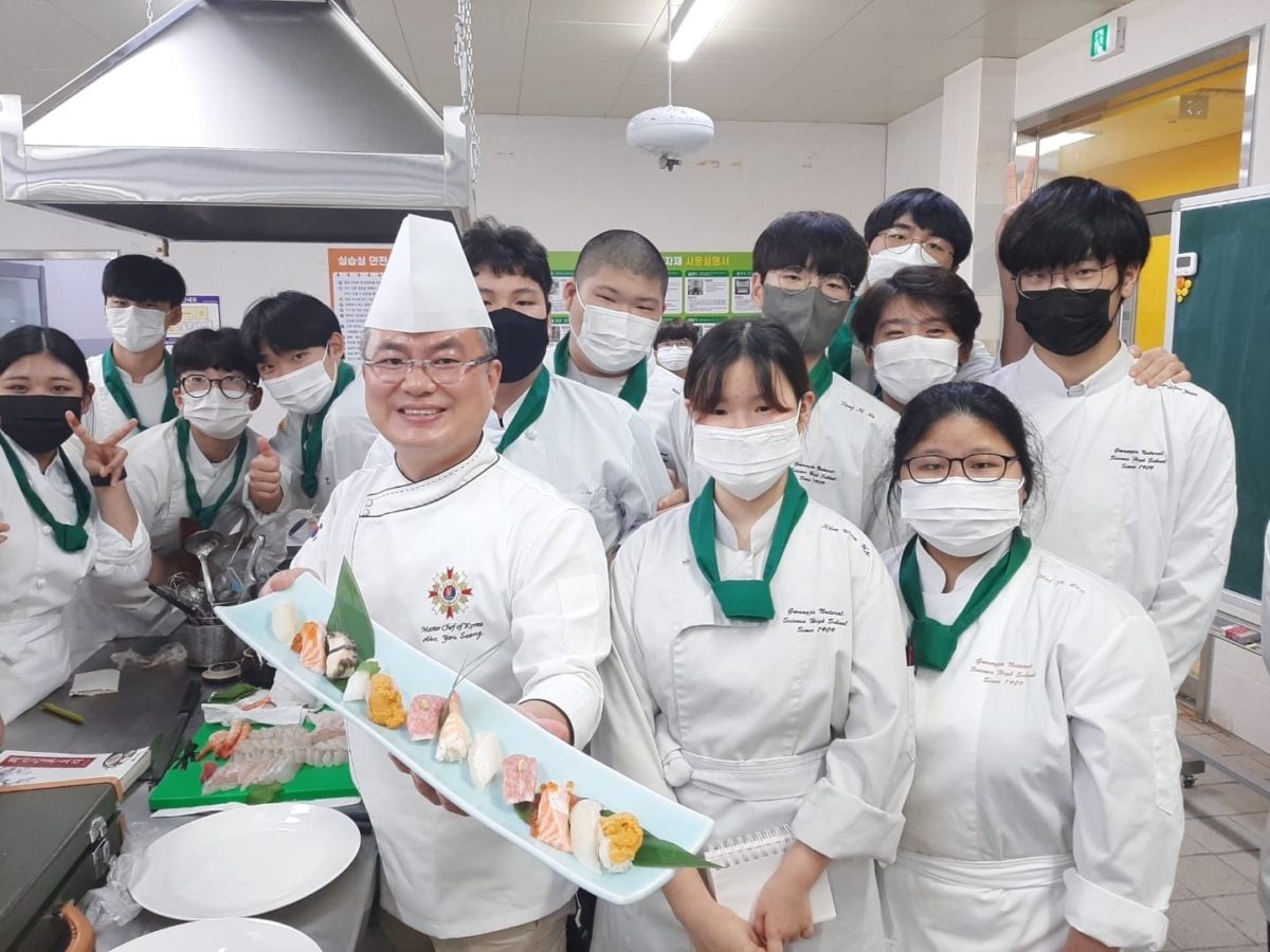 安惟鍟親力親為教導學生。