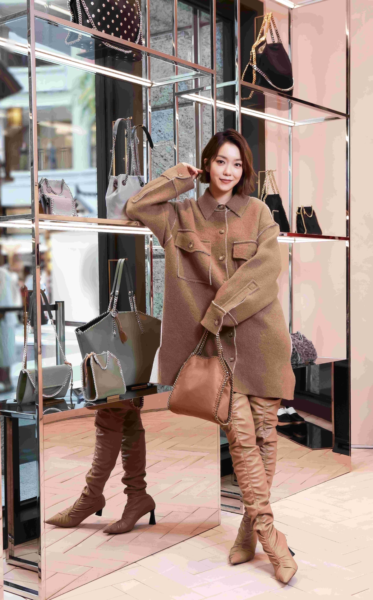 李霈瑜穿著Stella McCartney 2024秋季系列出席專門店開幕活動：棕褐色明線排釦大衣，NT 74,000；米裸色Elsa褶皺高筒靴，NT 41,600；胡桃木色Falabella迷你托特包，NT43,600