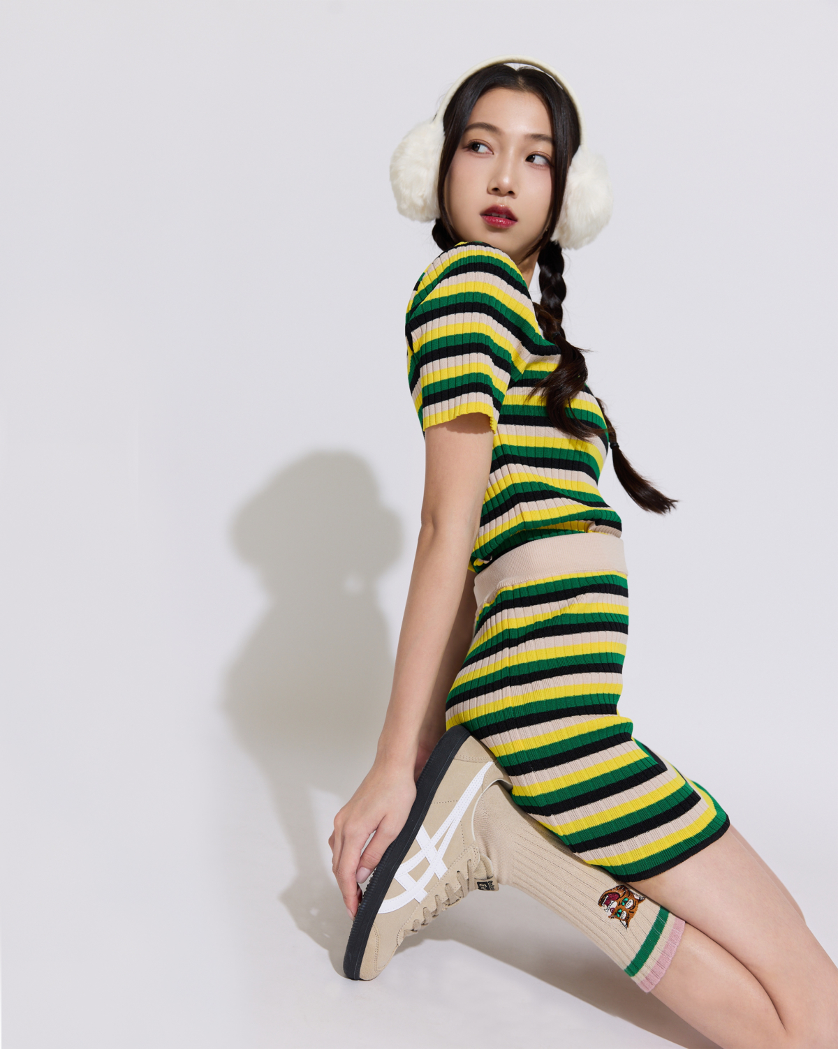 人氣KOL - Ivy郁欣以TOKUTEN鞋款穿搭配條紋針織套裝