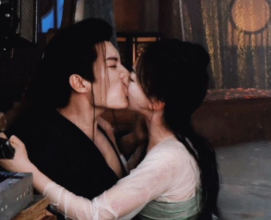 吳謹言主動親吻劉學義。