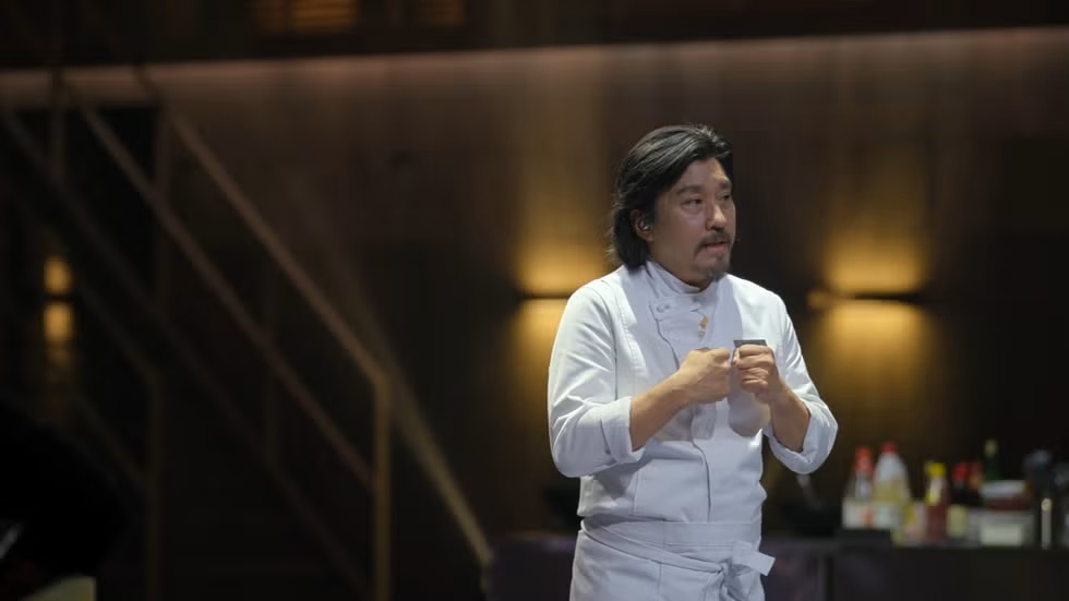 愛德華李在人生料理中端出鮪魚魚子醬拌飯,透露自己對於韓國、美國的身分認同一度感到困惑。