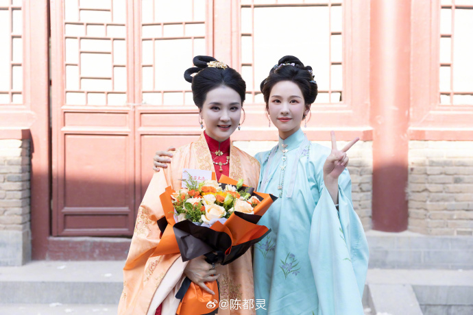 陳都靈搭著王艷的肩頭合照。