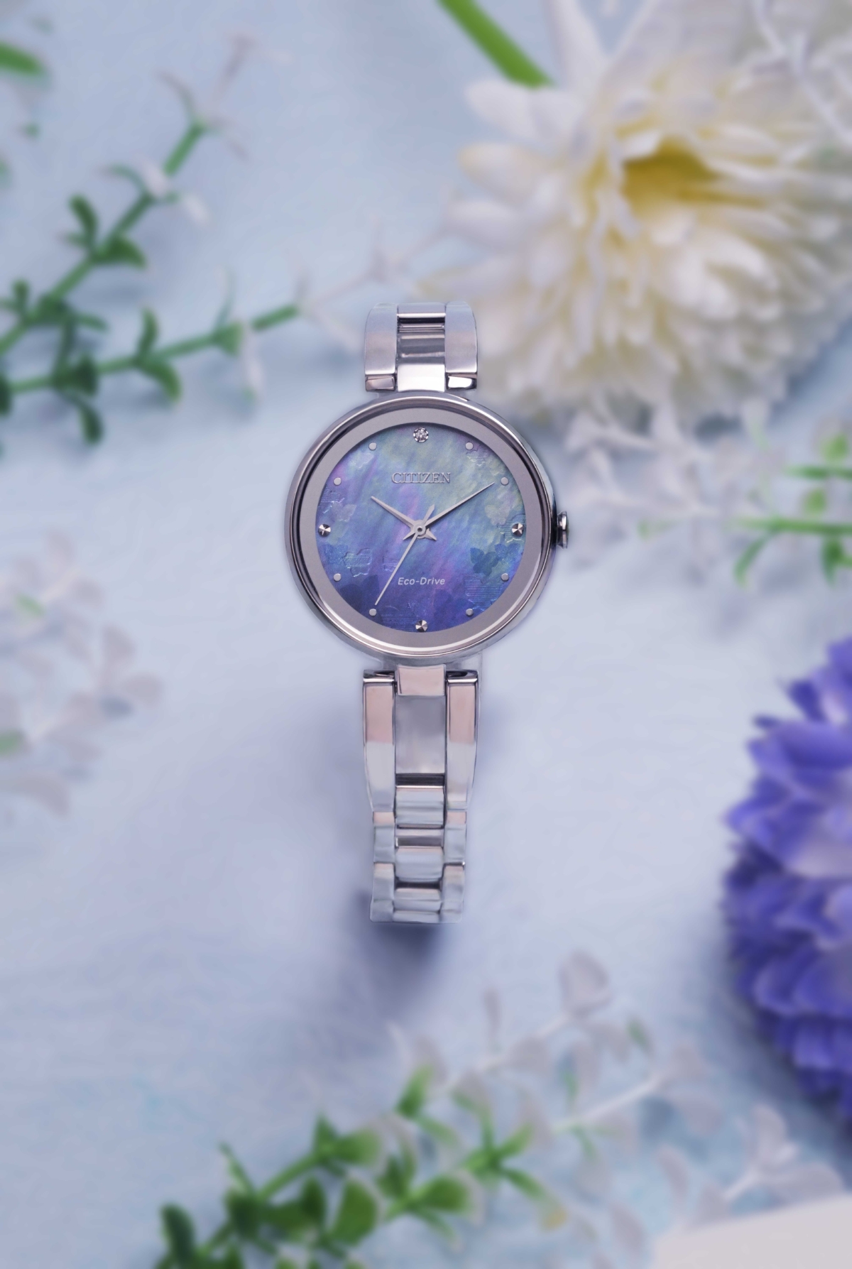 CITIZEN 光動能女錶EM0801-85N 以藍蝶貝錶盤呈現清晨的深邃藍色,並巧妙融入蝴蝶圖案,蘊含新開始的寓意