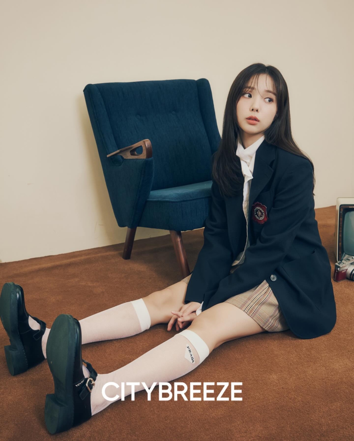 蔡秀彬穿搭學院風西外X格紋短裙