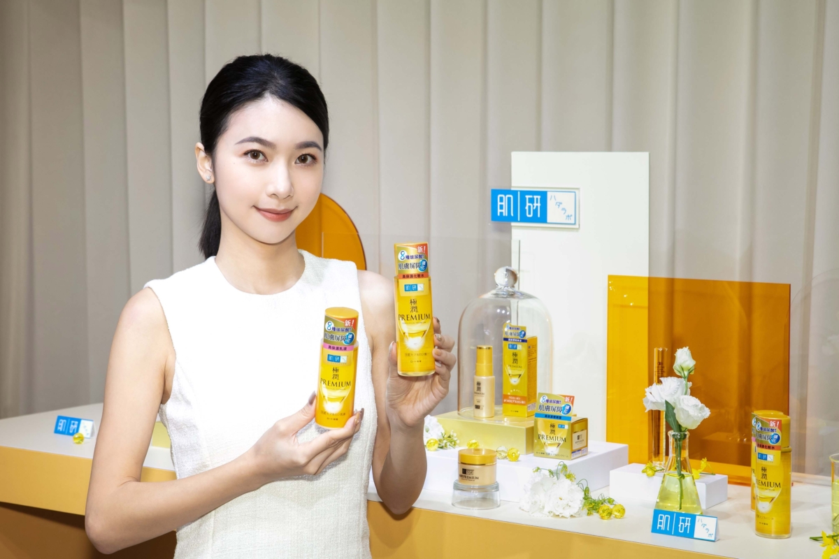 「肌研極潤金緻系列」添加肌研史上最高8重玻尿酸，能有效強化肌膚屏障，將滿滿水分注入肌底。