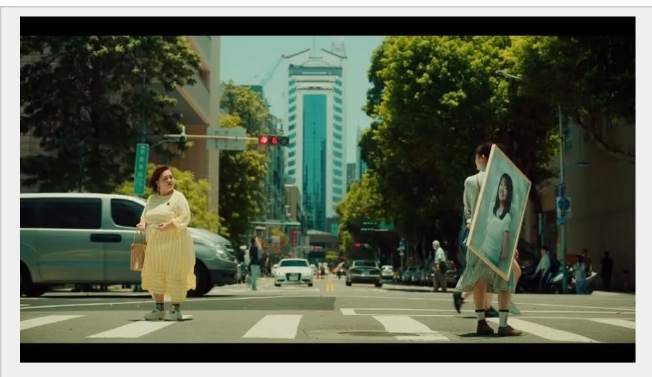 「胖姐」「史艾瑪」與過馬路相遇時泛起的那抹微笑,看似祝福其實情緒複雜。