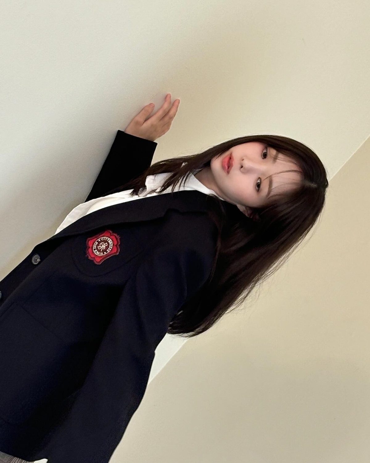 蔡秀彬穿搭學院風西外X格紋短裙