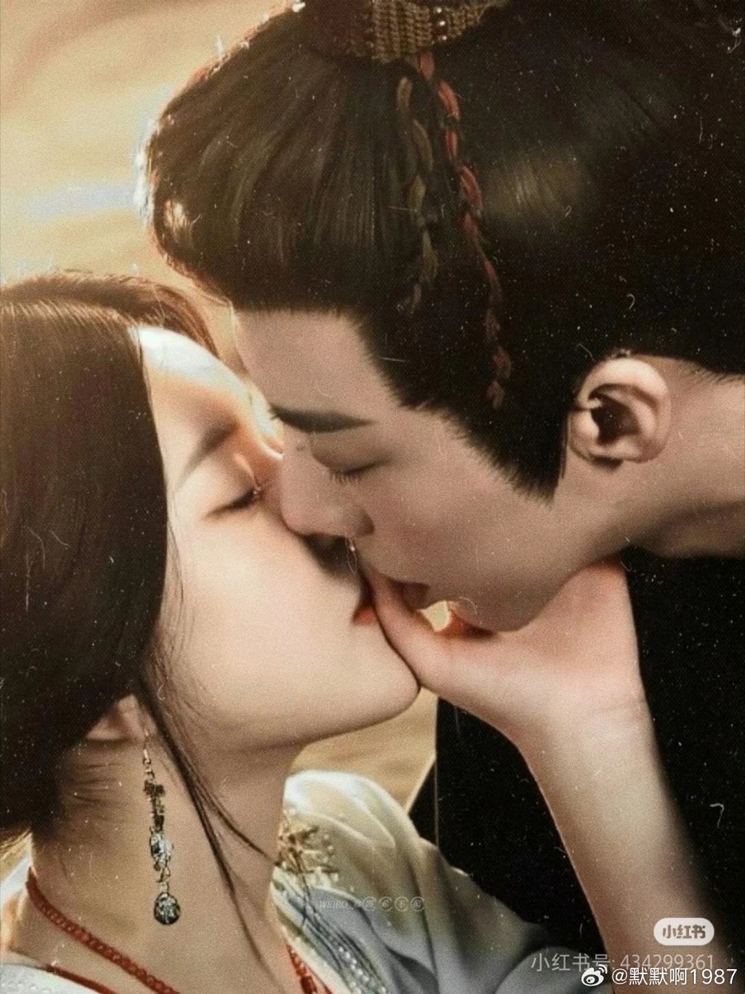 「端午」隔著手指親吻「燕子京」，象徵著2人的距離已經變得遙遠。