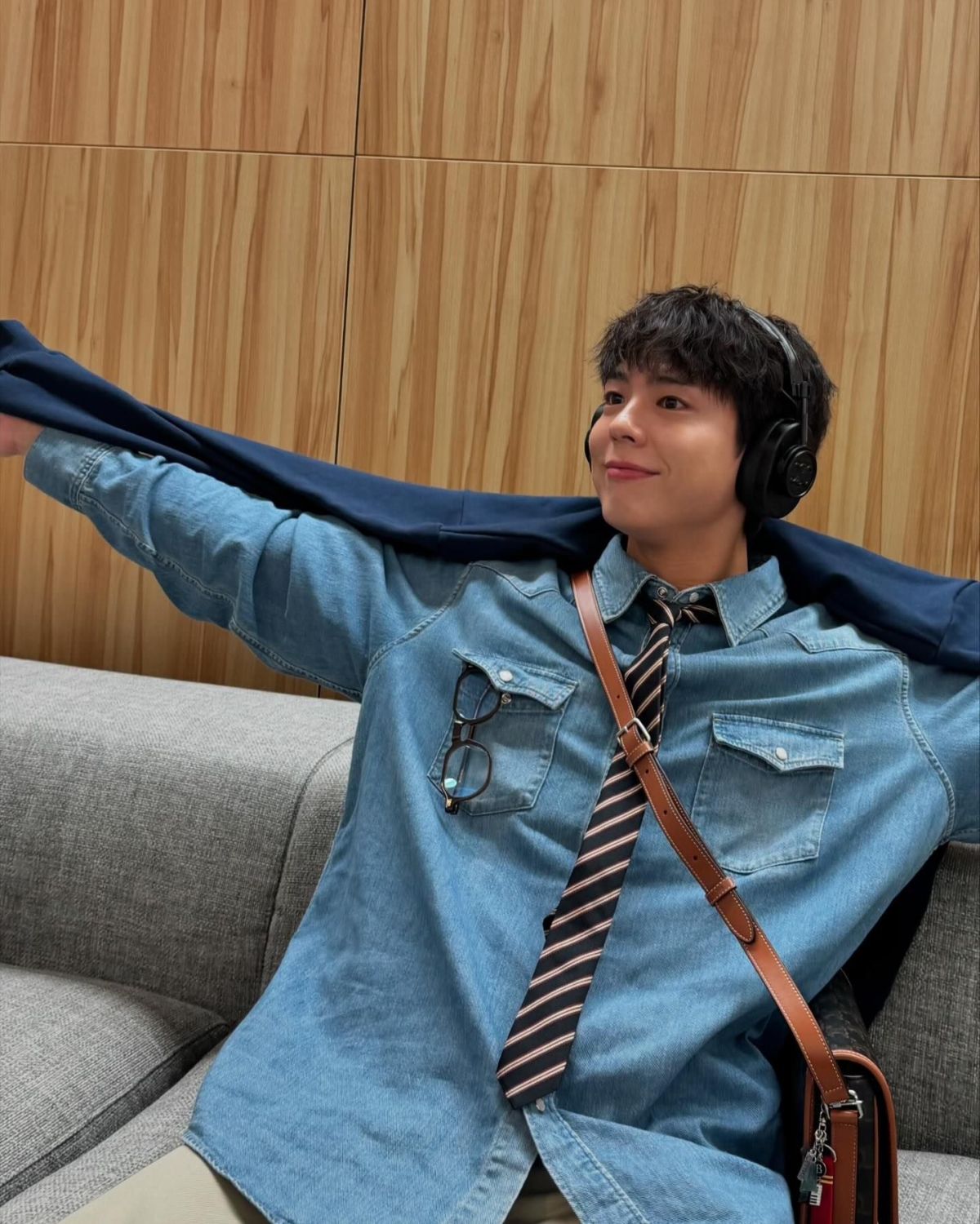 朴寶劍經常以CELINE無線耳機搭配私服