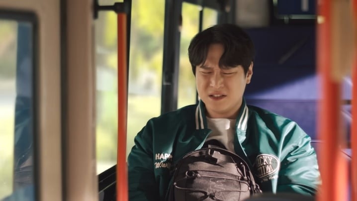 高庚杓穿著Wacky WiLLy在公車上痛哭