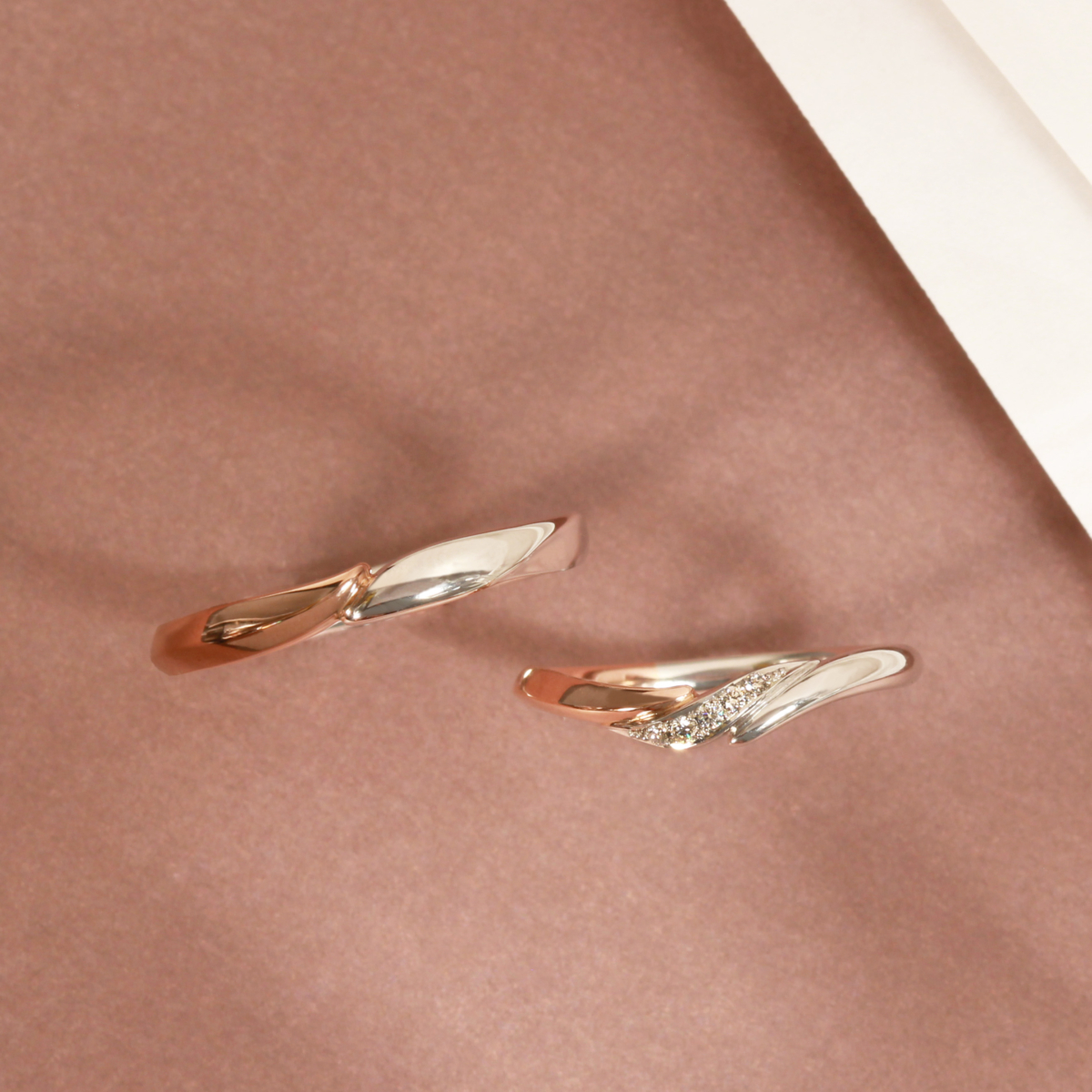 K.UNO獨家調和的沉穩玫瑰金色調,有襯托膚色的效果。