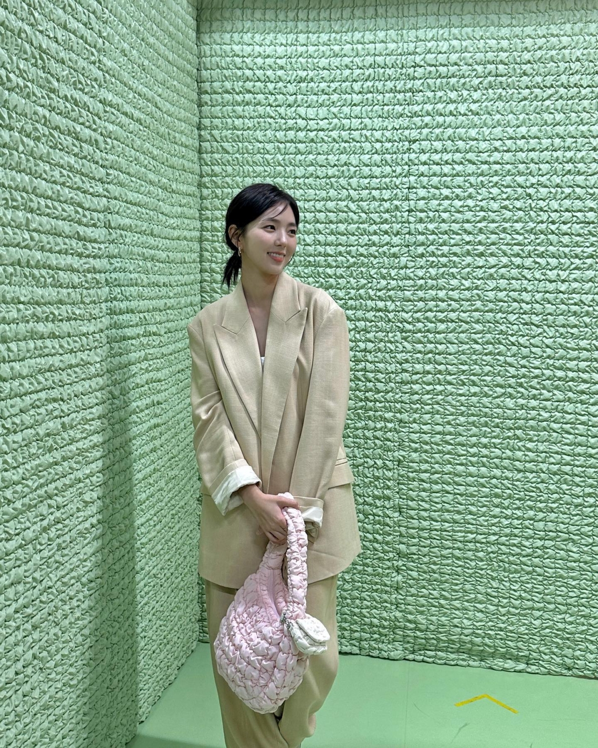 蔡秀彬穿搭成套西外X粉紅雲朵包