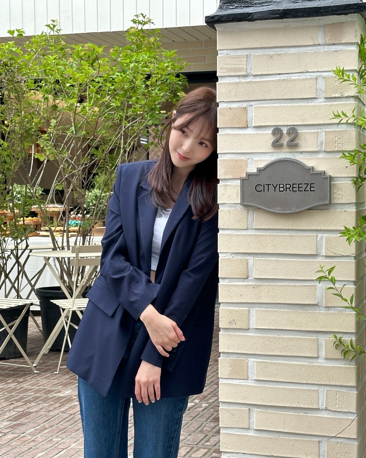 蔡秀彬穿搭俐落西外X率性丹寧褲