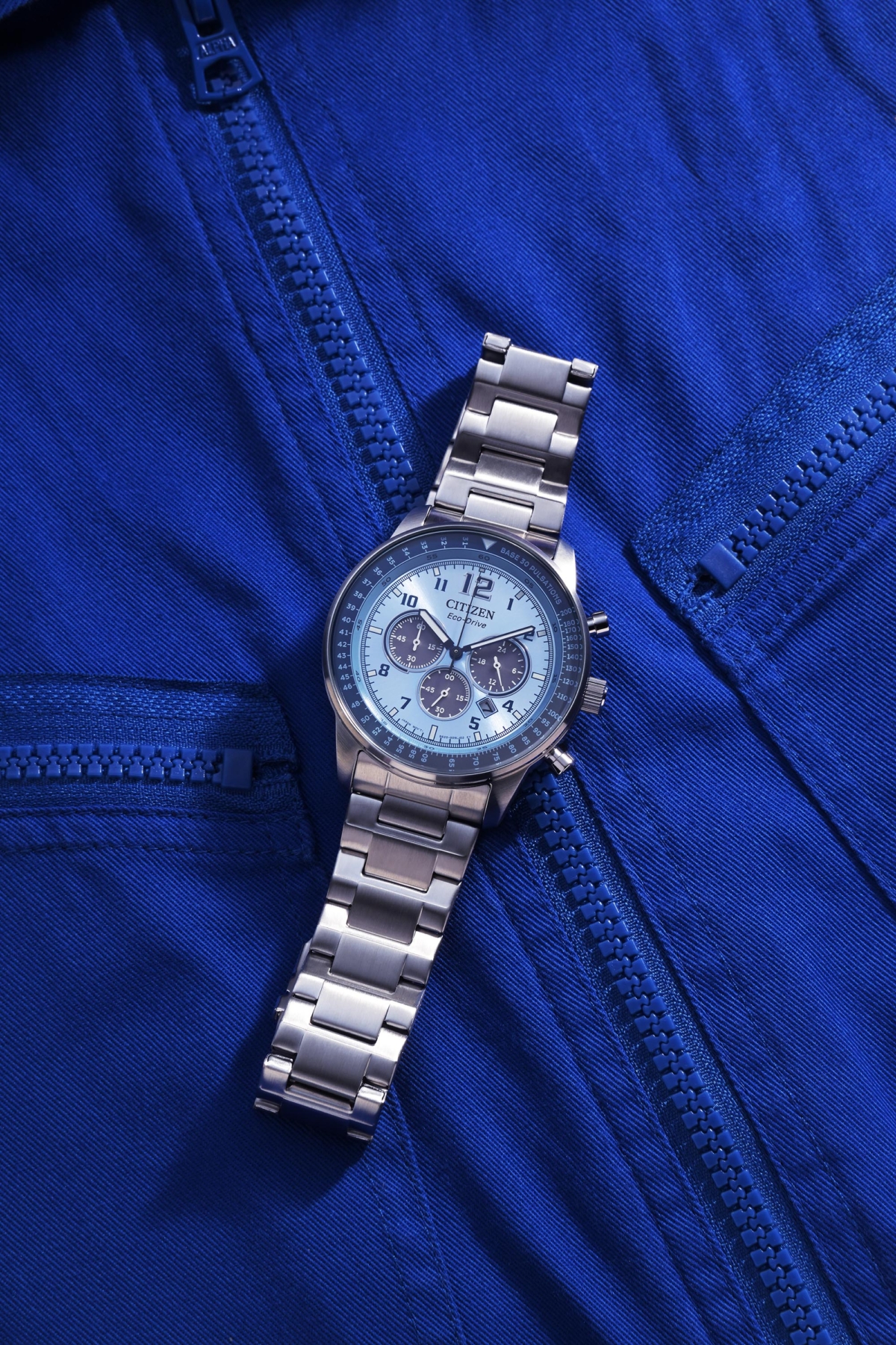 CITIZEN 光動能碼錶計時錶款CA4500-83M 以晨初薄霧為靈感,功能錶盤及小錶圈灰藍色細節呈現不同的藍色魅力