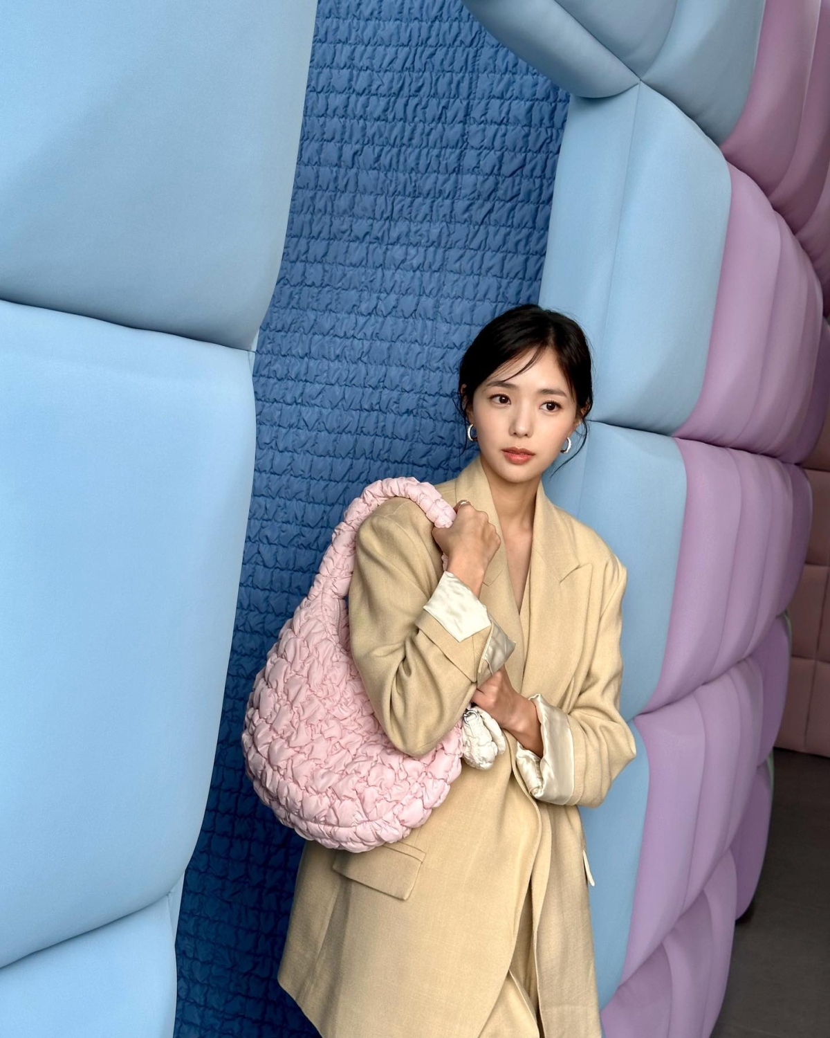 蔡秀彬穿搭成套西外X粉紅雲朵包