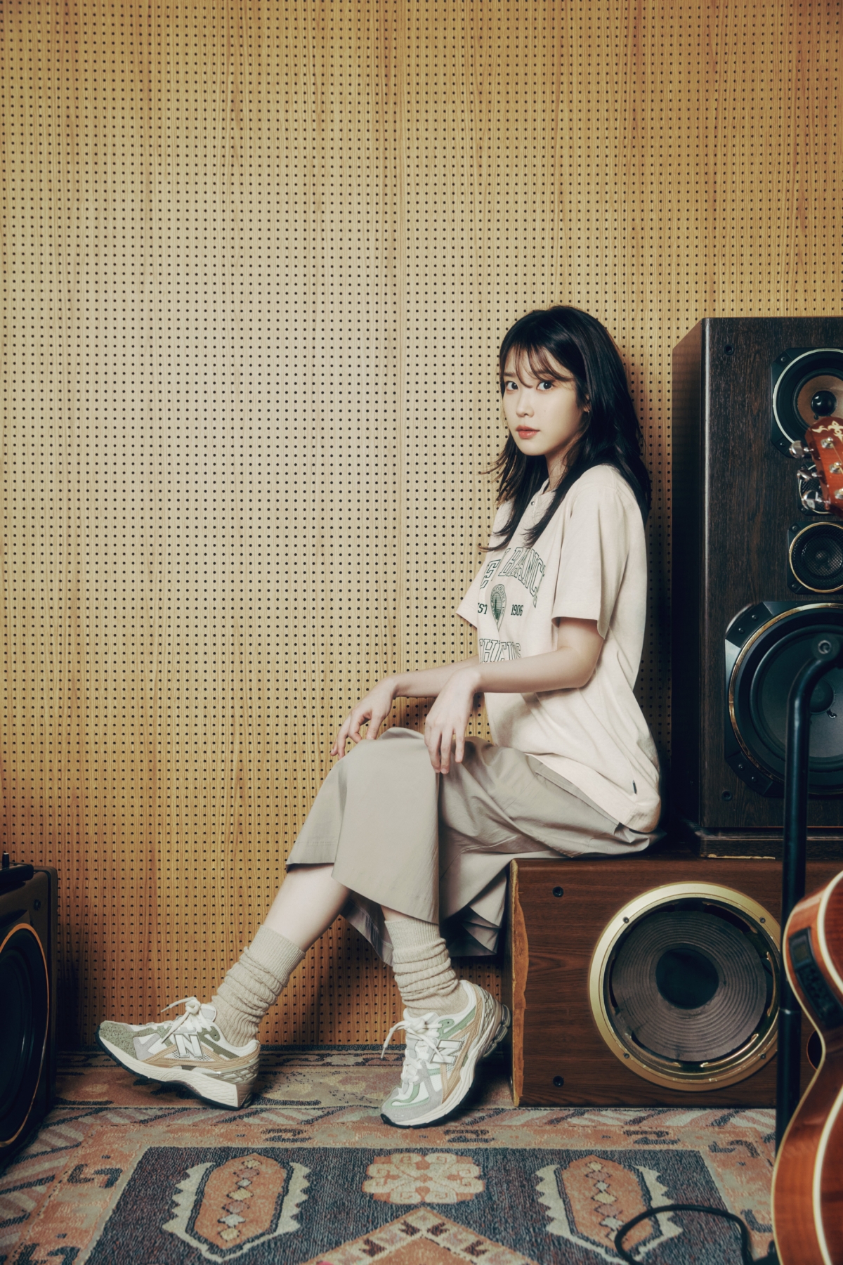 亞太區品牌大使 IU (李知恩) 以率性卻不失風格的日常穿搭,演繹鞋款搭配的不同可能。