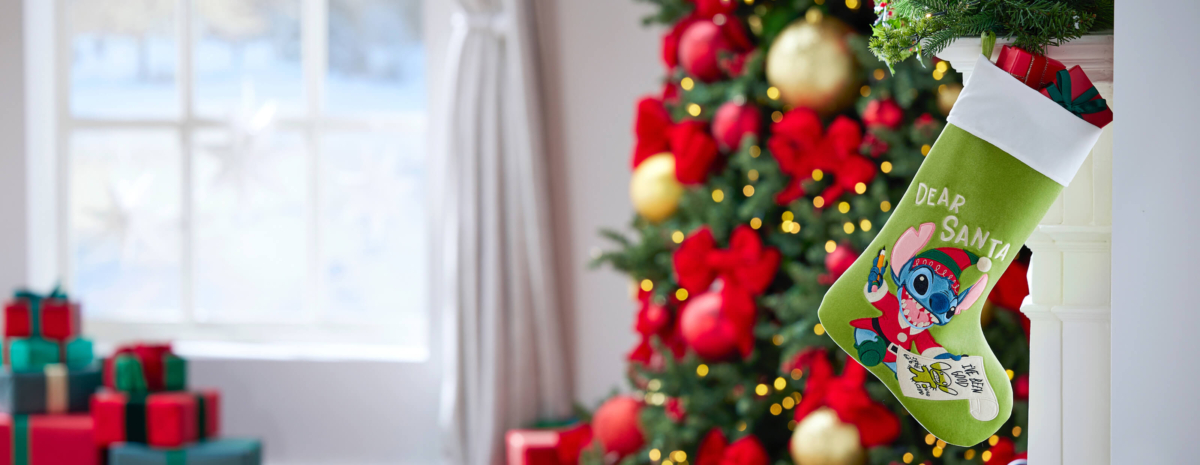 史迪奇打扮成聖誕老人的精靈小幫手，為你實現所有聖誕願望！