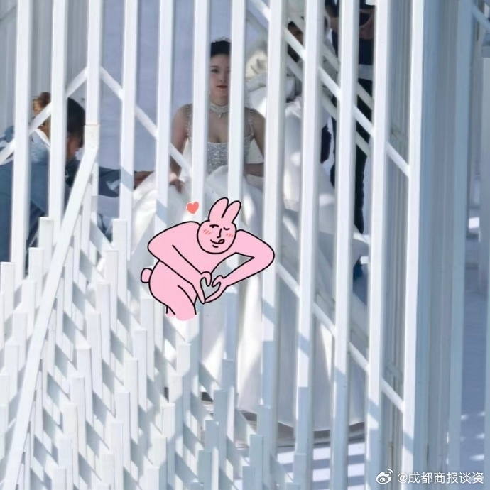 趙今麥《琥珀櫻桃》婚紗造型高雅奢華。