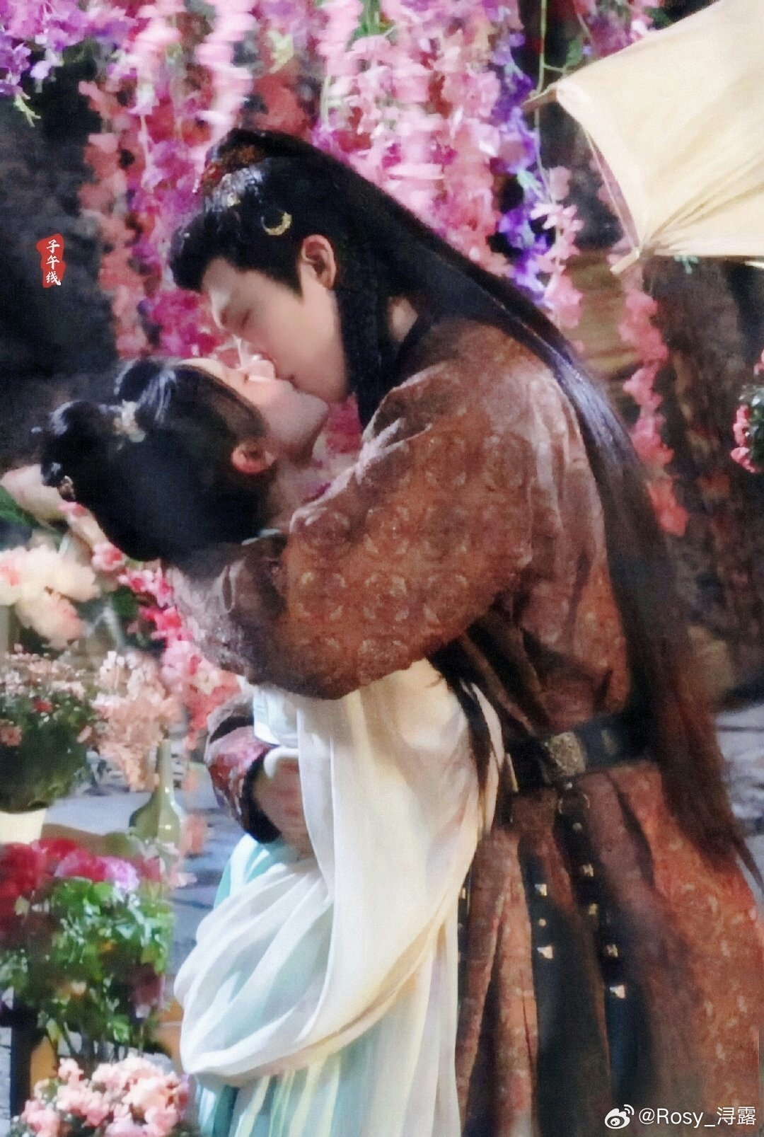 身材高大的劉宇寧一把摟住身型嬌小的趙露思猛親。