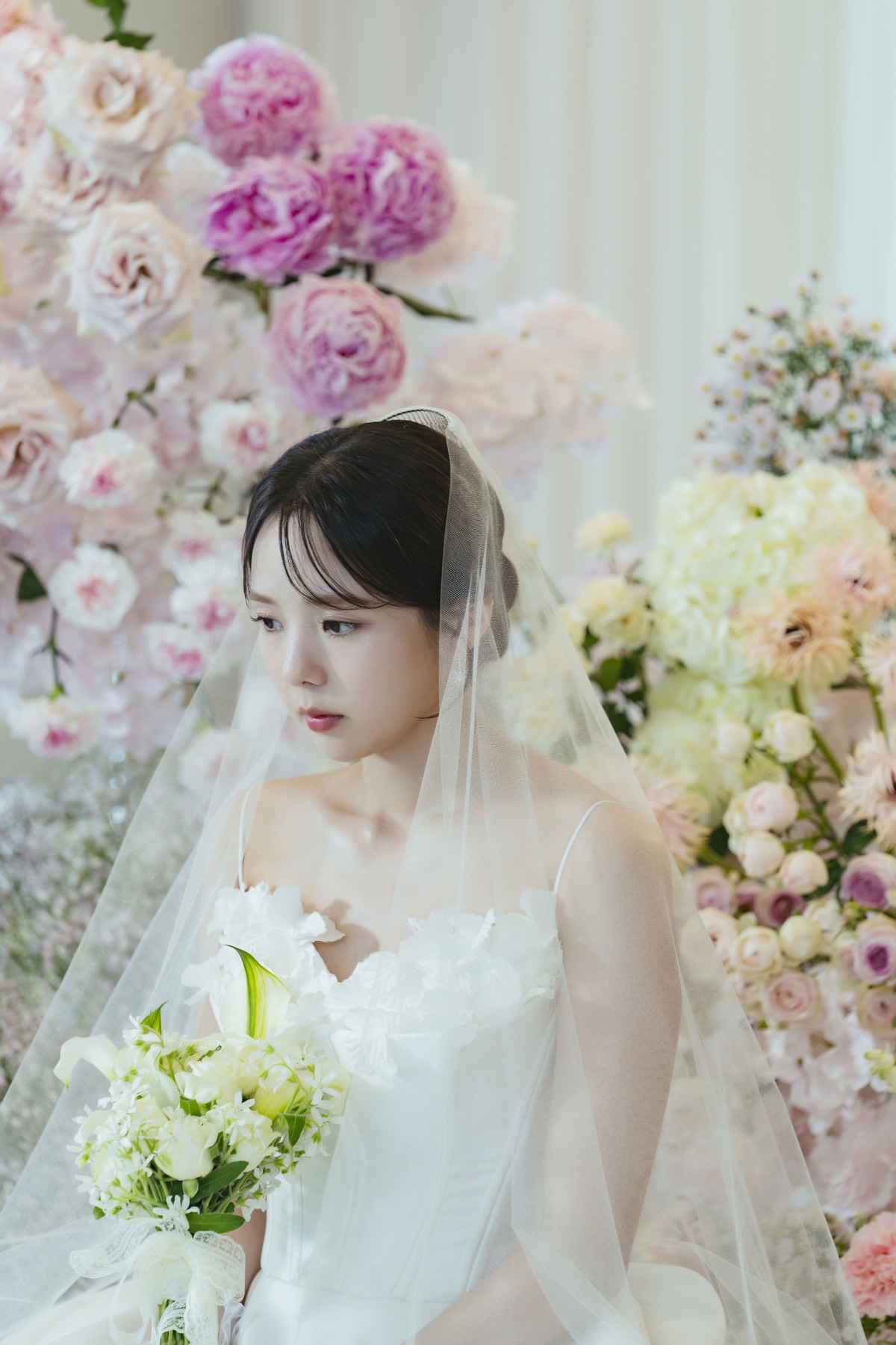 Netflix《現在撥打的電話》洪熙珠(蔡秀彬 飾)在童年因為一件意外事故失去講話的能力,不過現在成為一位才華洋溢的手語翻譯。