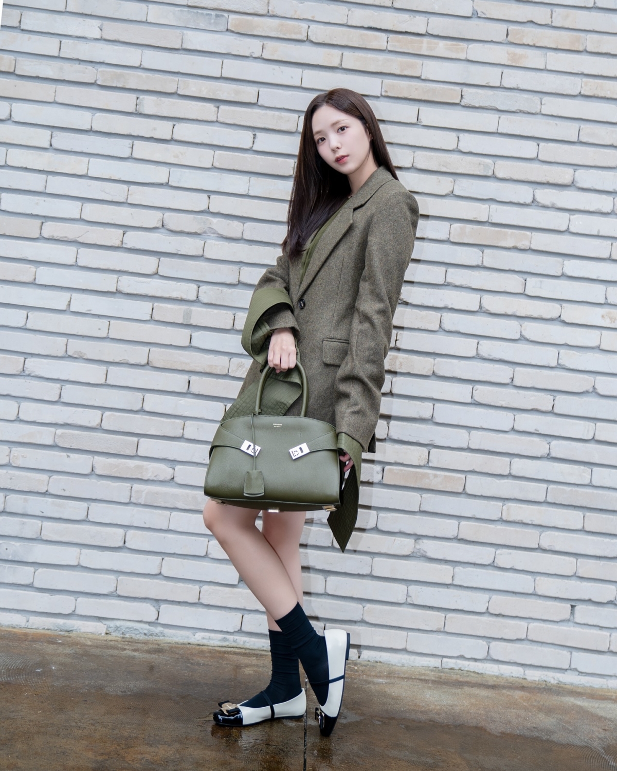 蔡秀彬穿搭硬挺西外X芭蕾舞鞋