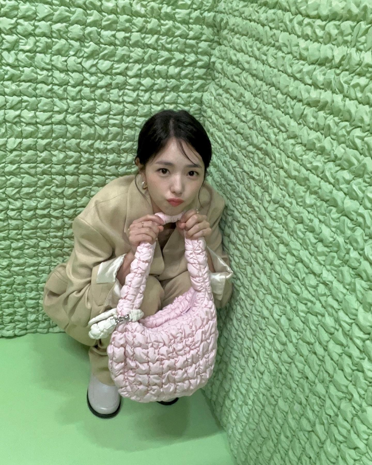 蔡秀彬穿搭成套西外X粉紅雲朵包