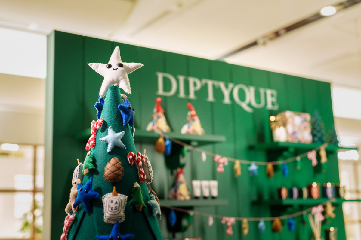 Diptyque 的毛氈奇境變成了一場在毛氈森林中的漫遊!這是一片由聖誕樹和裝飾品構成的奇妙毛氈森林,充滿了聖誕節日氣氛。