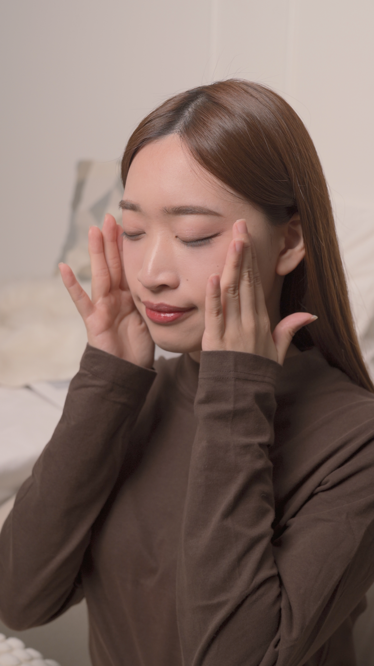 從微笑線開始,由下往上推向耳朵,重複兩次。