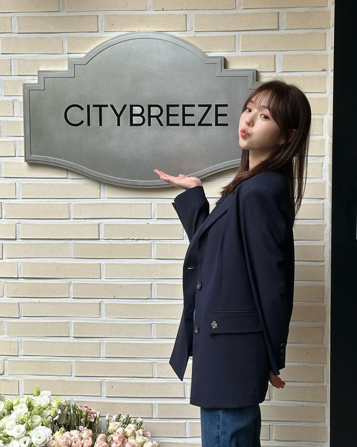 蔡秀彬穿搭俐落西外X率性丹寧褲