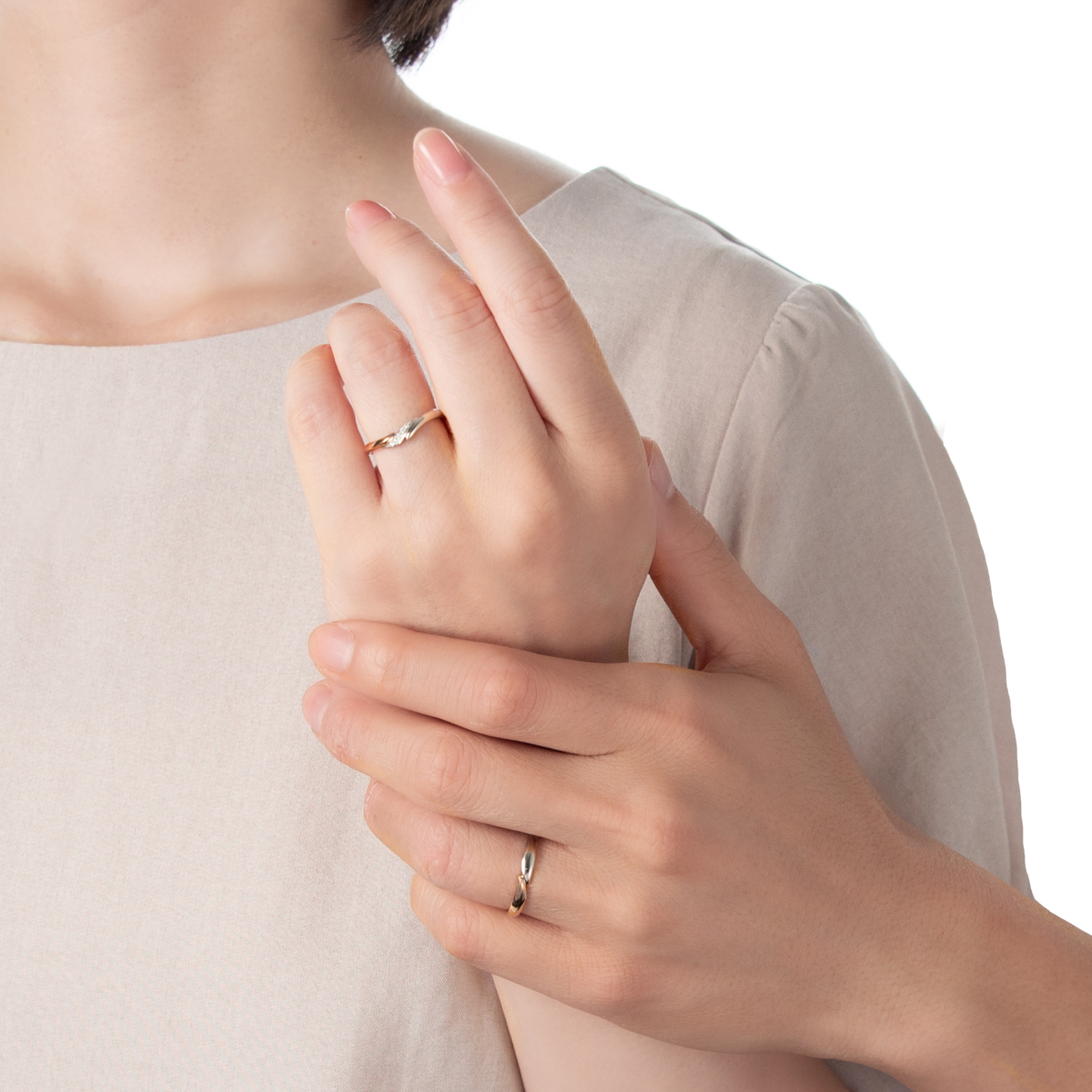 兩只戒指的線條設計不同,卻又帶有一致感,象徵兩人能互相肯定彼此特質,共同編織未來。