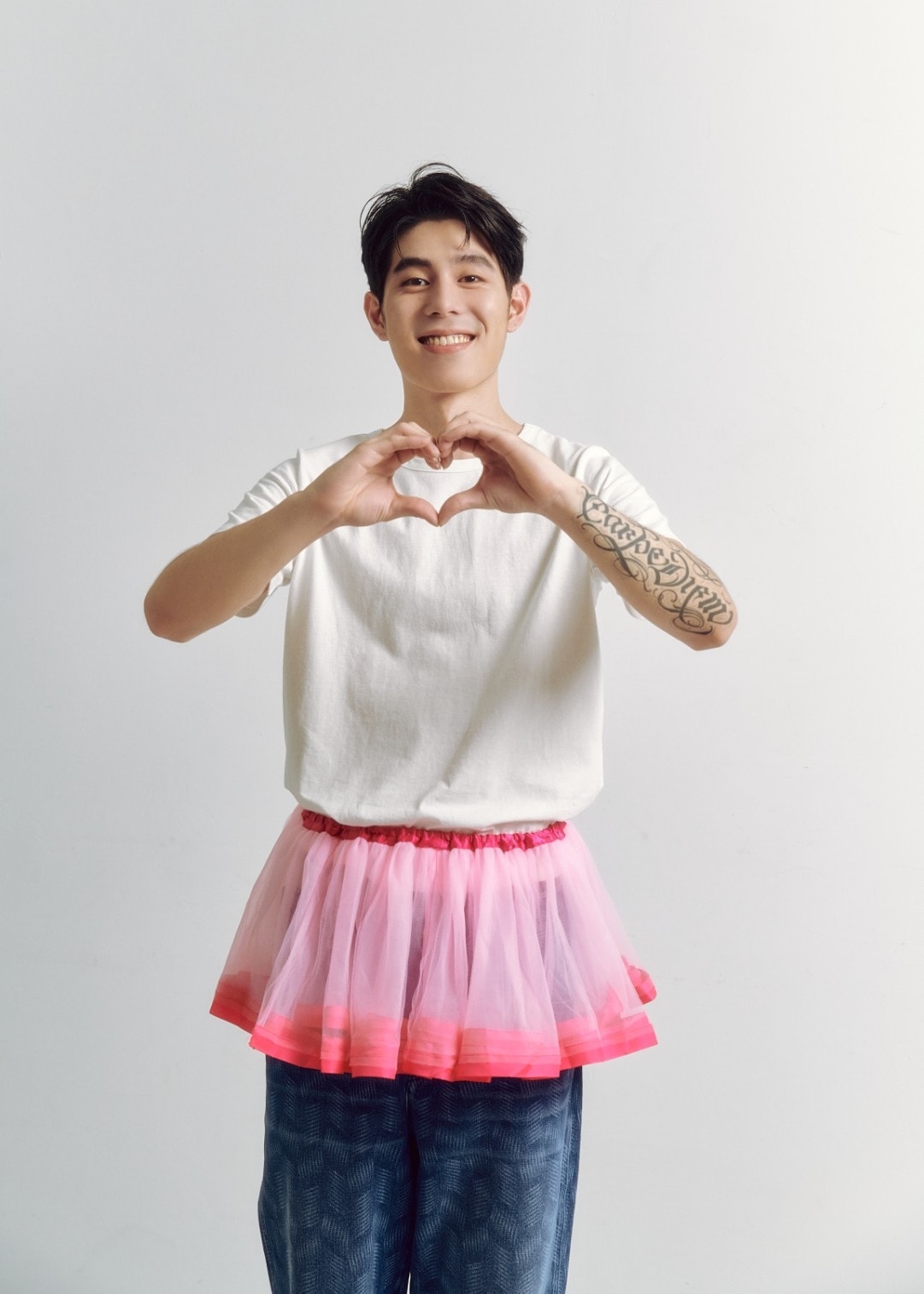 詹懷雲會寫歌，支持同性婚姻