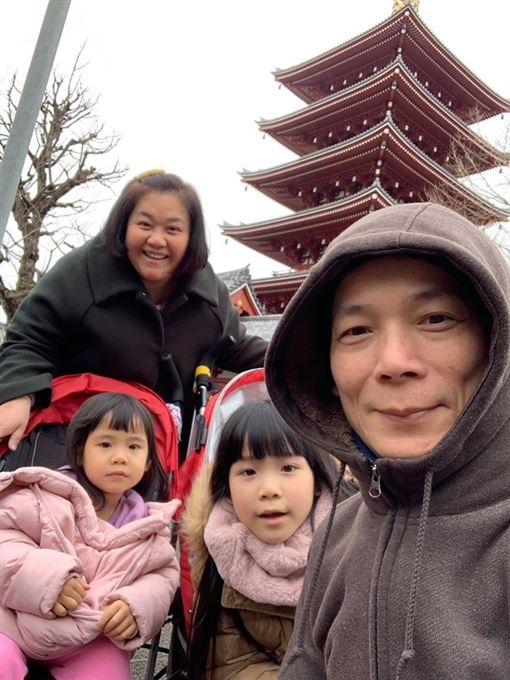 鍾欣凌與老公陳清河，女兒「兔寶」、「小寶」一家四口幸福美滿。