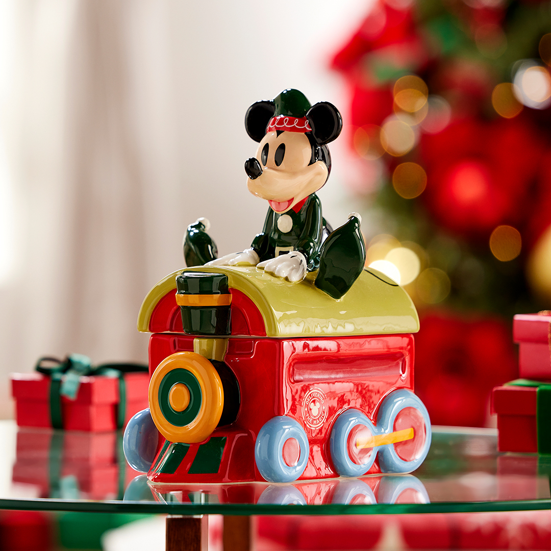 把剛出爐的餅乾放進米奇聖誕餅乾罐裡，連聖誕老人都會為你駐足！