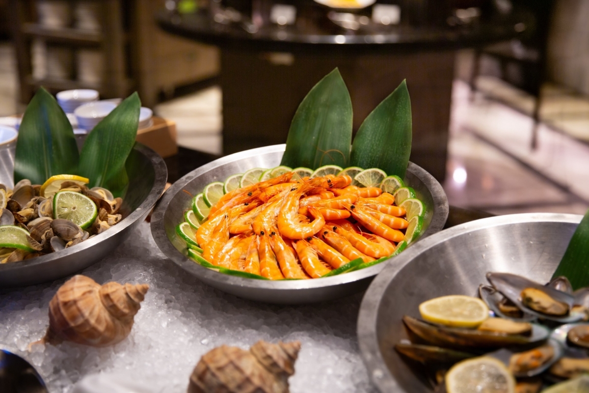 「極鮮海物區」匯集白蝦、淡菜、白蛤、煙燻鮭魚、特製海鮮。