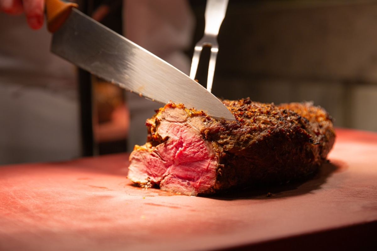 「Garden Kitchen」下午茶的主廚現切肉品油脂豐富、鮮美嫩口。