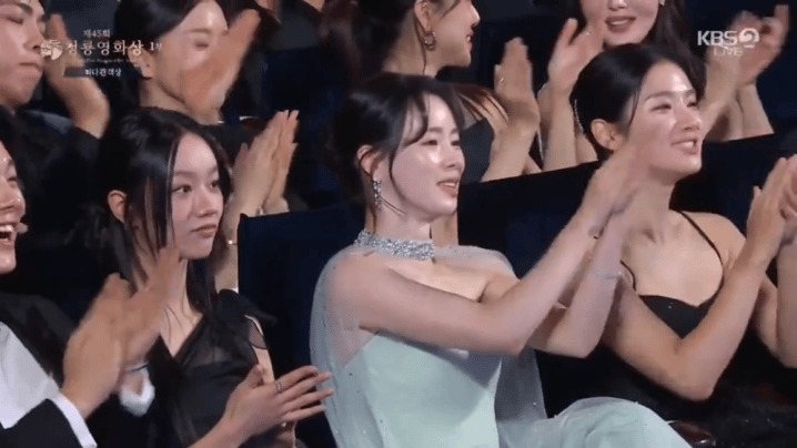 惠利在頒獎典禮上露出了一絲尷尬的表情，隨後只是輕輕鼓掌