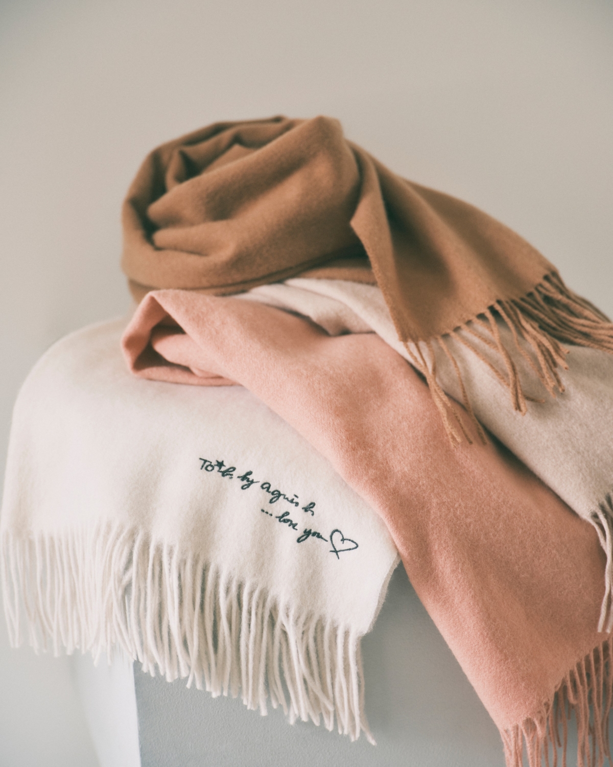 To b. by agnès b. 本季圍巾特別加大寬幅 運用不同的圍裹方式變換視覺感受