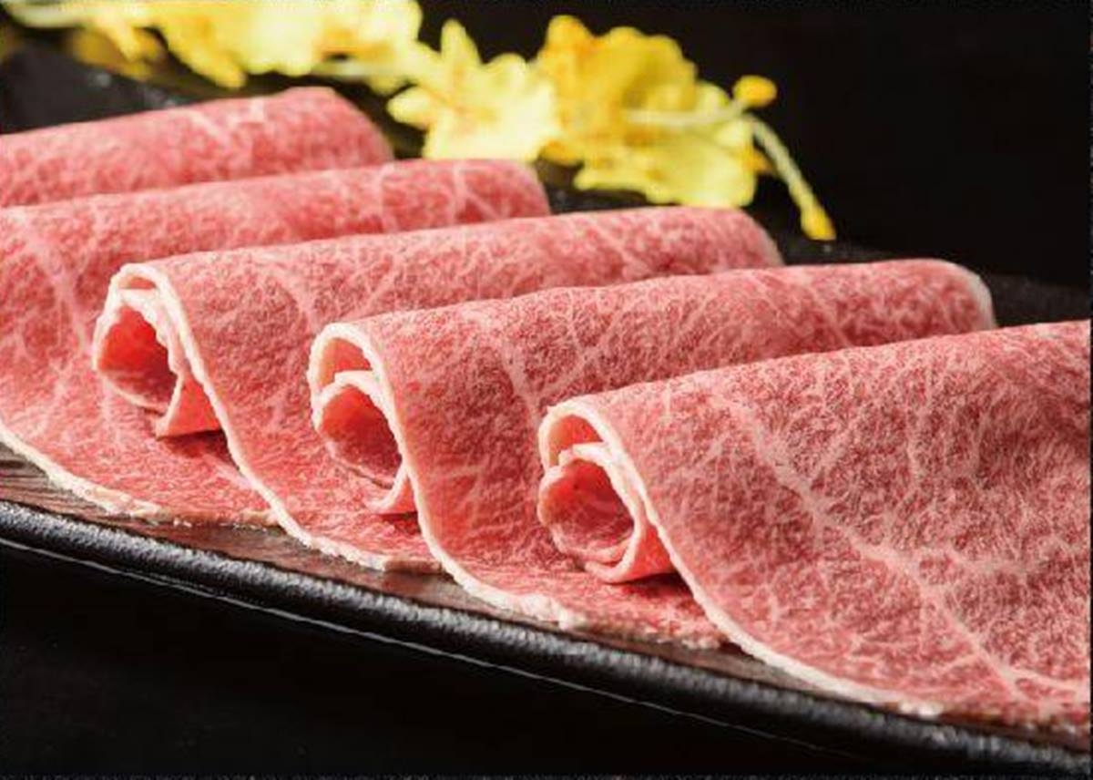 「圍圍爐爐」肉品新鮮、油花豐富。