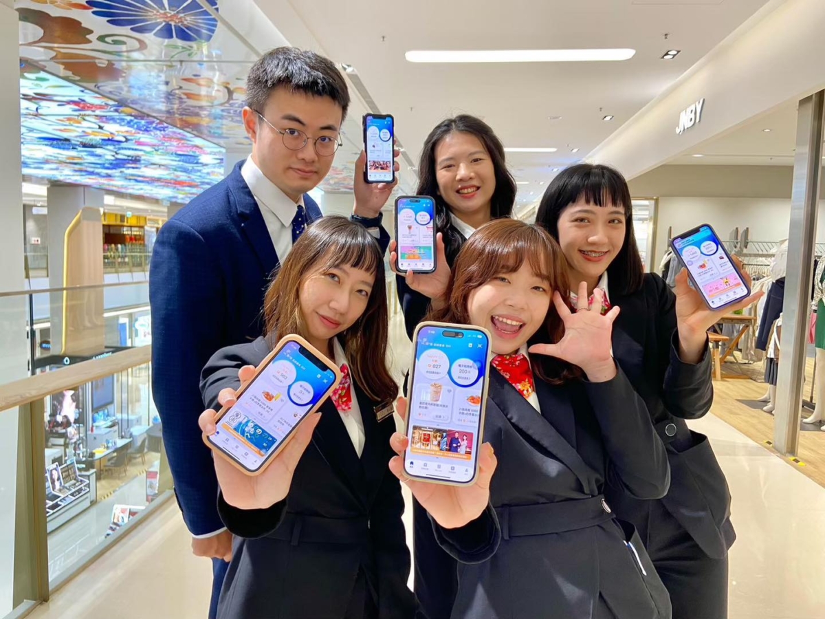 遠百竹北加碼1月1日起凡本人親持HAPPY GO卡及身分證件,到8樓顧客服務中心以100點兌換200元紅利券乙張。