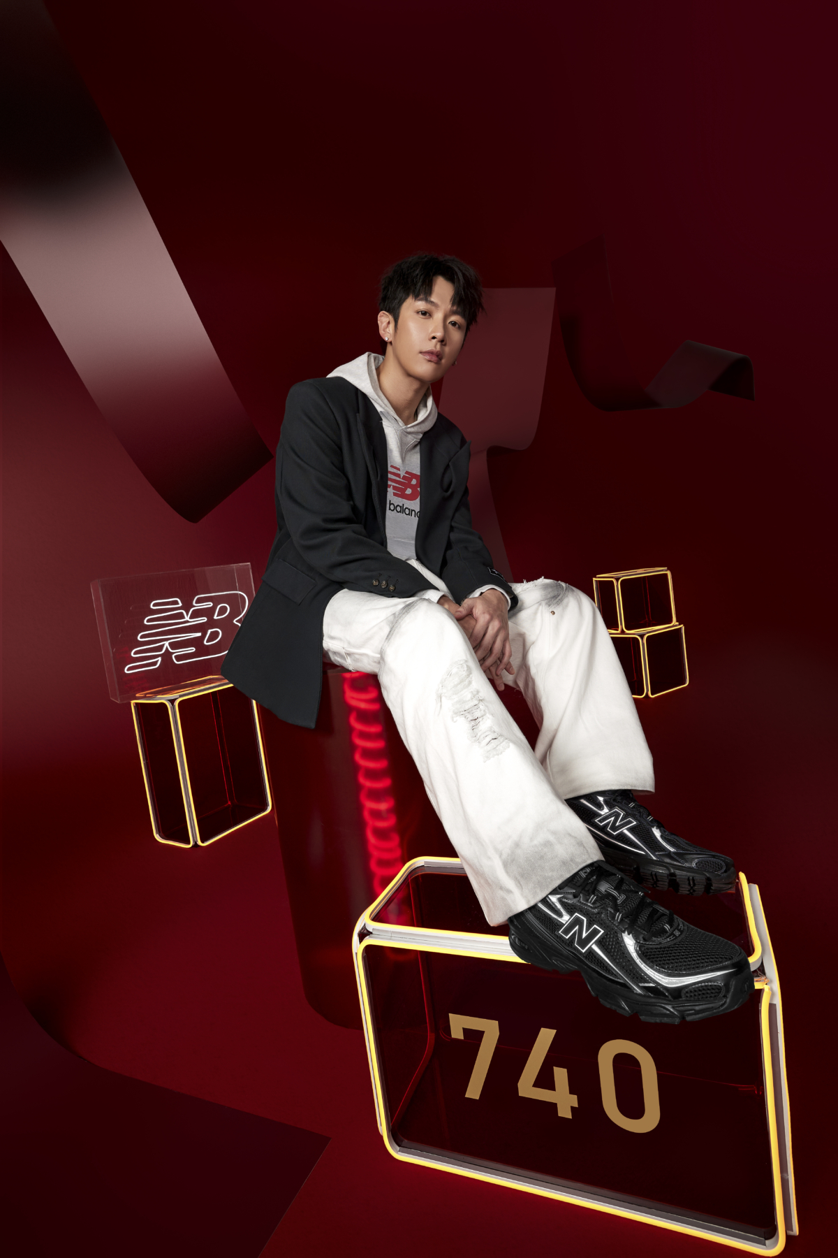 柯震東 穿上New Balance 740 夜幕黑，優異的支撐性與潮酷的鞋型設計為春節走跳暖身。