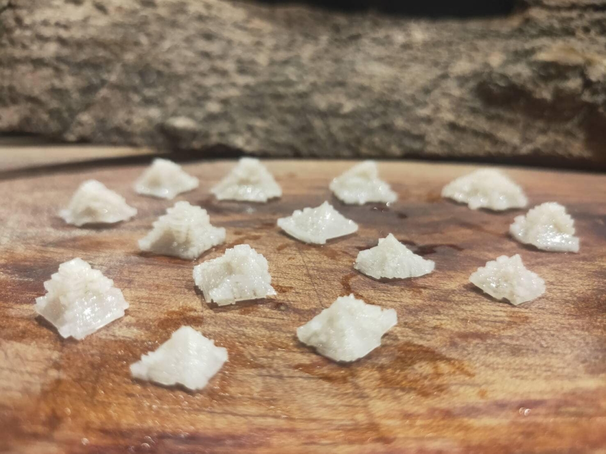 自製稻草煙燻金字塔鹽工序繁複。