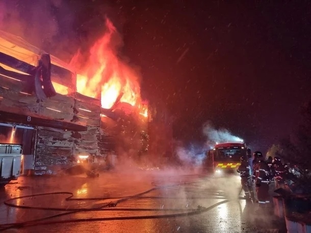《東宮》佈景建築被大火燒毀。