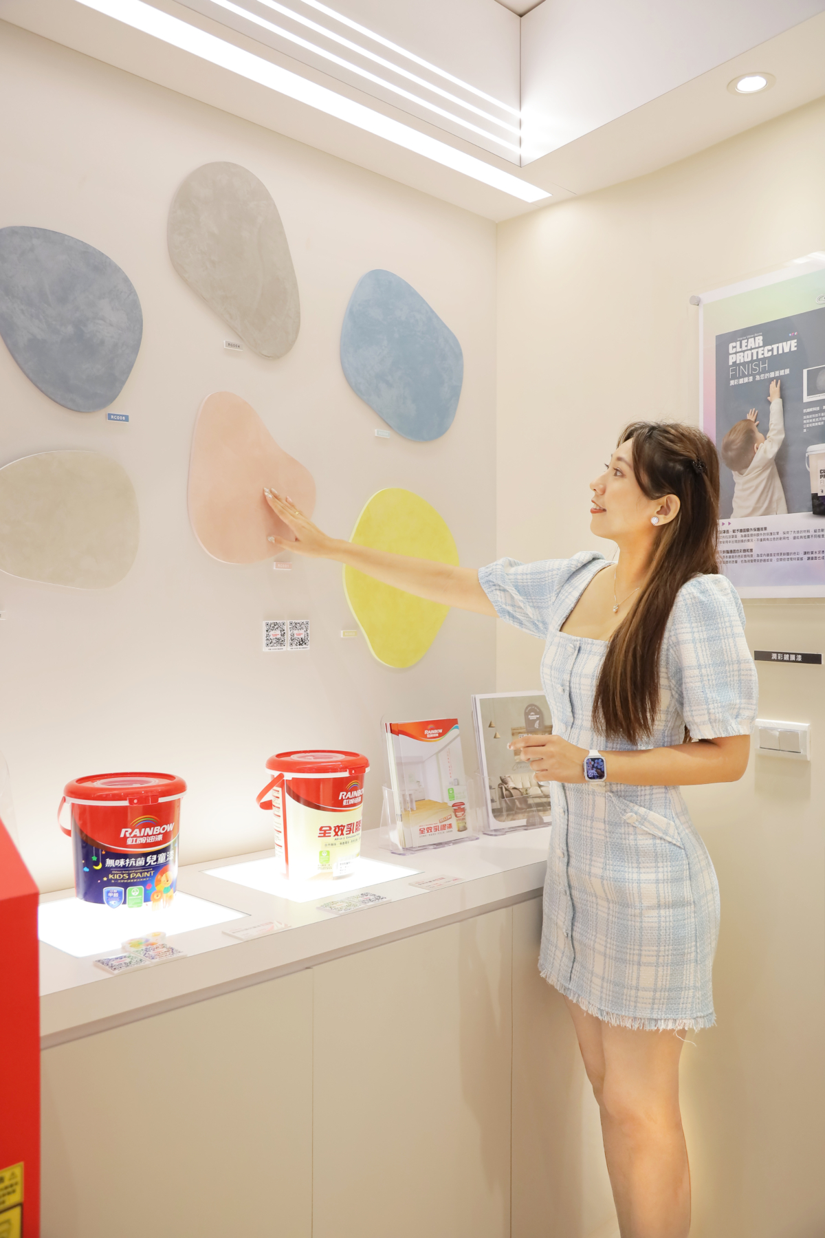 全國電子引進虹牌油漆店中店,設置兩台調色機可以直接客製調製出你想要的顏色,提供完整的居家生活解決方案。