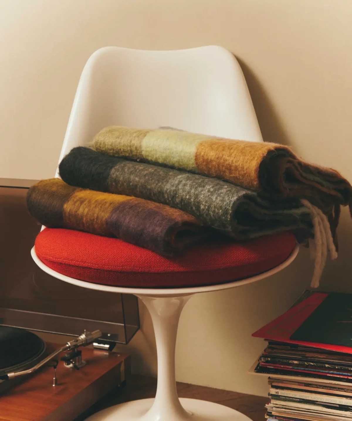 To b. by agnès b. 本季備有彩色格紋圍巾 為佳節賦予暖意